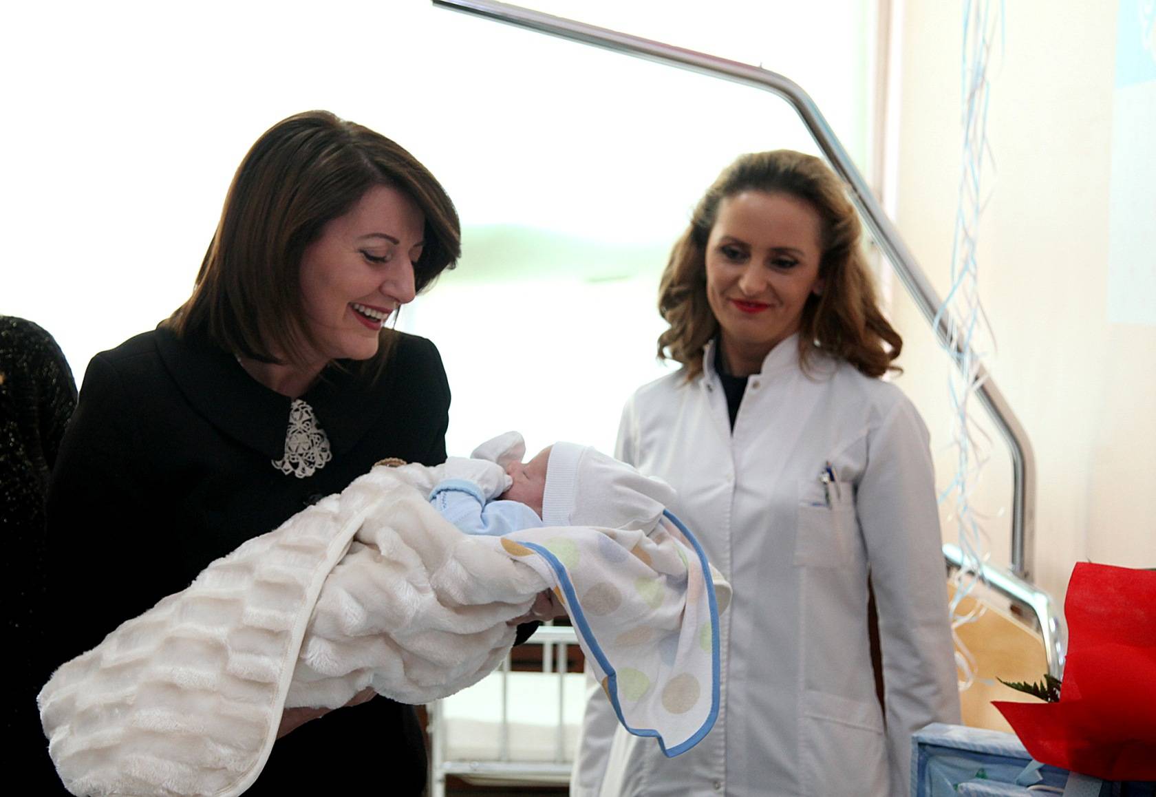 Presidentja Jahjaga vizitoi nënën qe lindi djalin e parë të 2016-së