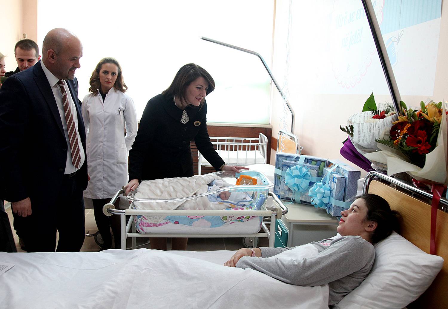 Presidentja Jahjaga vizitoi nënën qe lindi djalin e parë të 2016-së