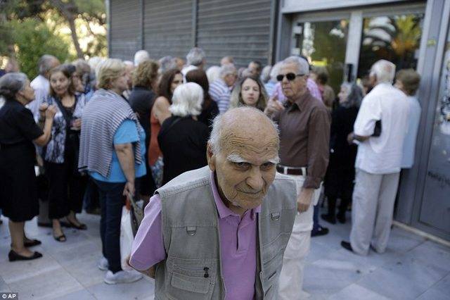 Kaos mes pensionistëve në bankat e Greqisë