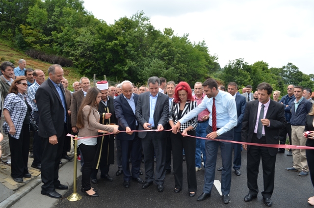 Ministri Mujota përuroi asfaltimin e rrugës Pouskë-Jabllanicë