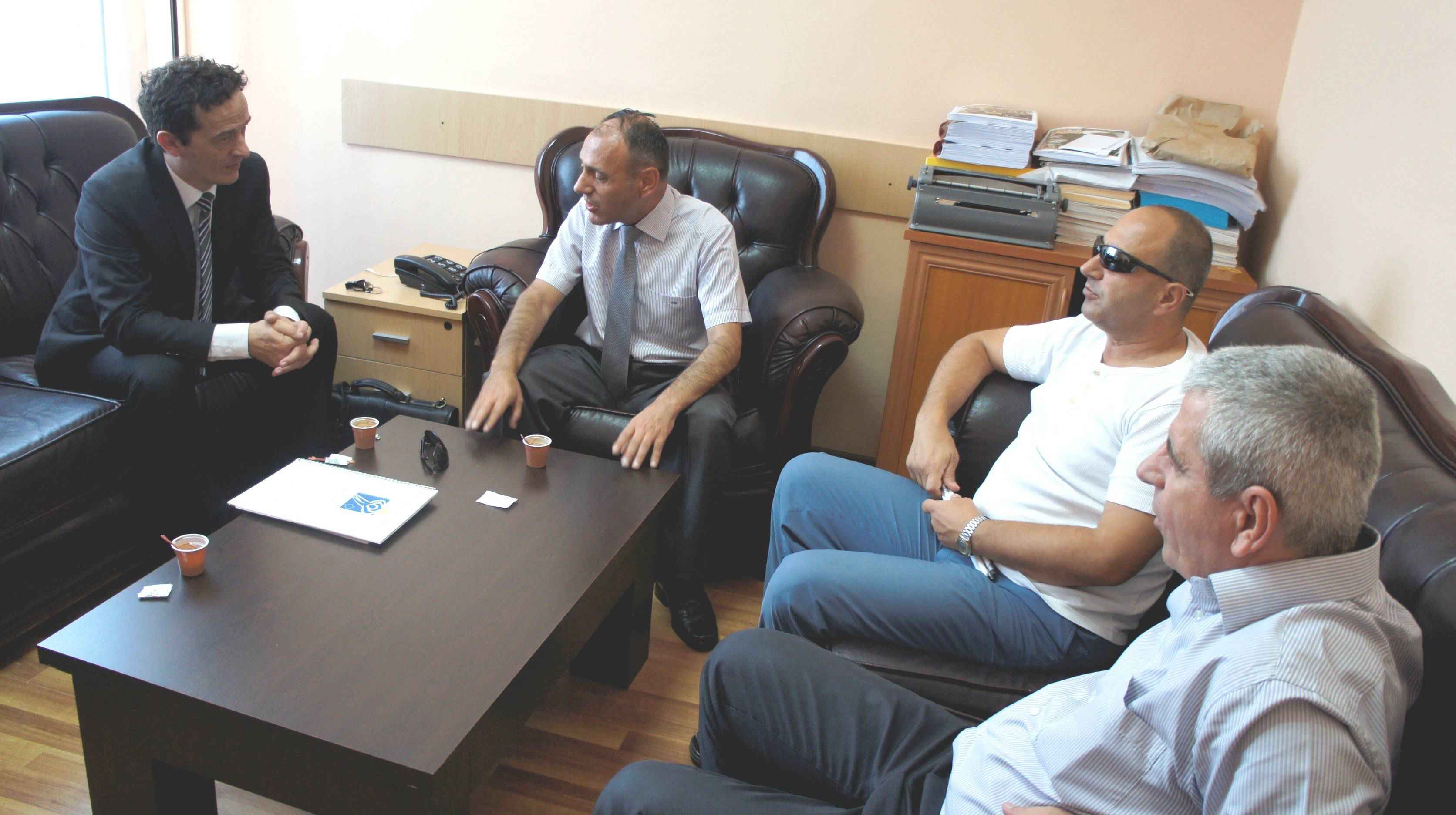 Avokati i popullit vizitoi shoqatën e të verbërve të Kosovës