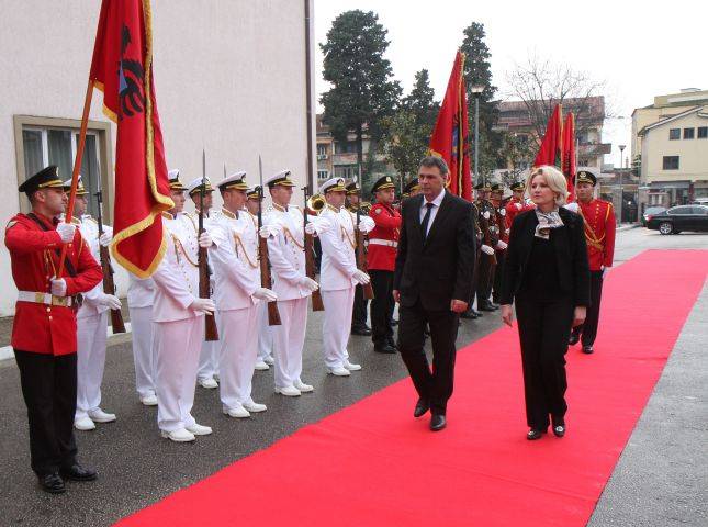 Ministrja e Mbrojtjes së Shqipërisë Mimi Kodheli viziton Kosovën