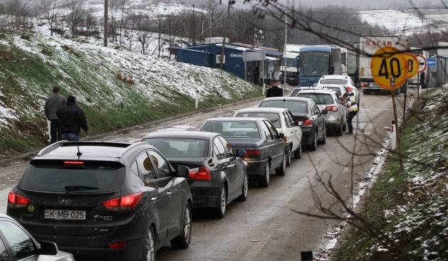 Në Merdare kolona e automjeteve e gjatë rreth 1.5 km