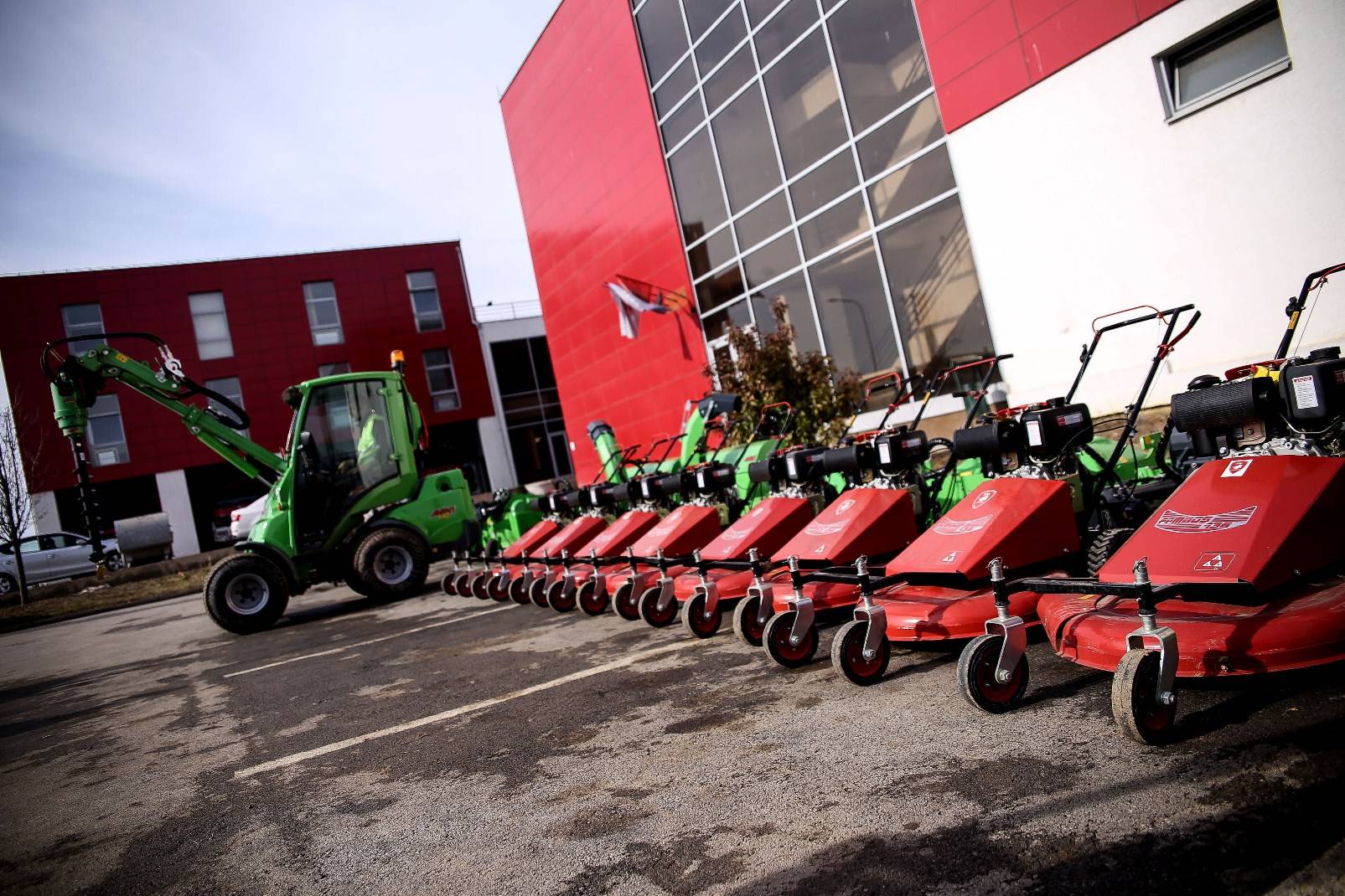 Hortikultura pajiset me 10 kositëse, 5 freza, 2 eskavatorë dhe 1 traktor  