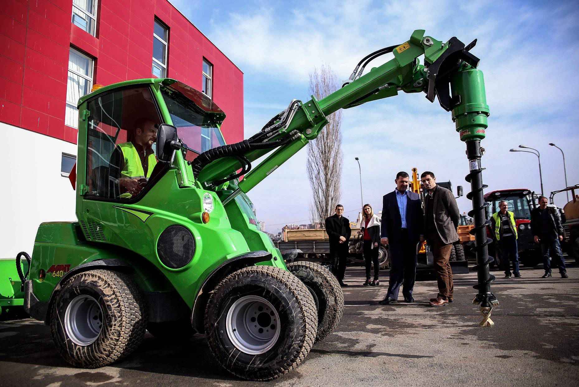 Hortikultura pajiset me 10 kositëse, 5 freza, 2 eskavatorë dhe 1 traktor