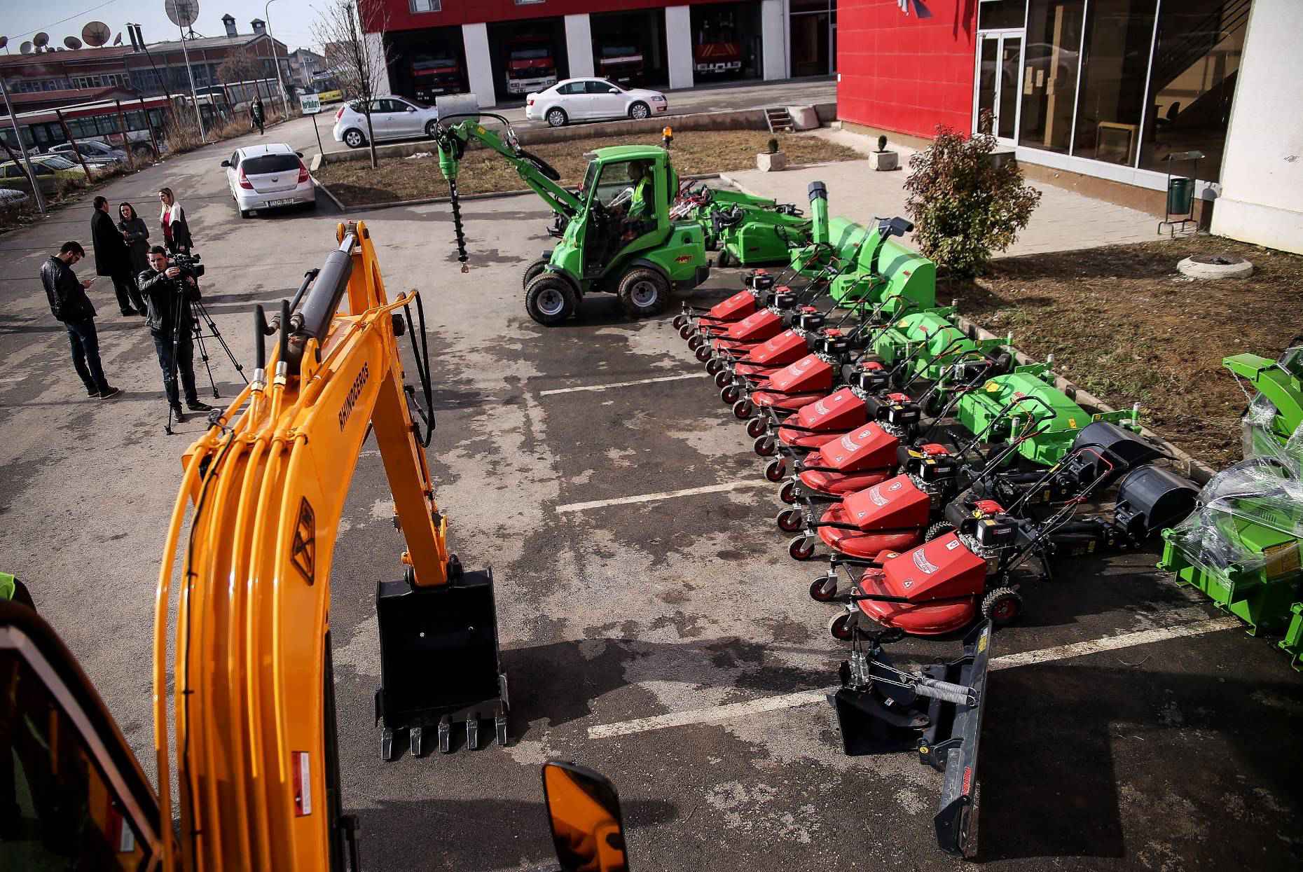 Hortikultura pajiset me 10 kositëse, 5 freza, 2 eskavatorë dhe 1 traktor  