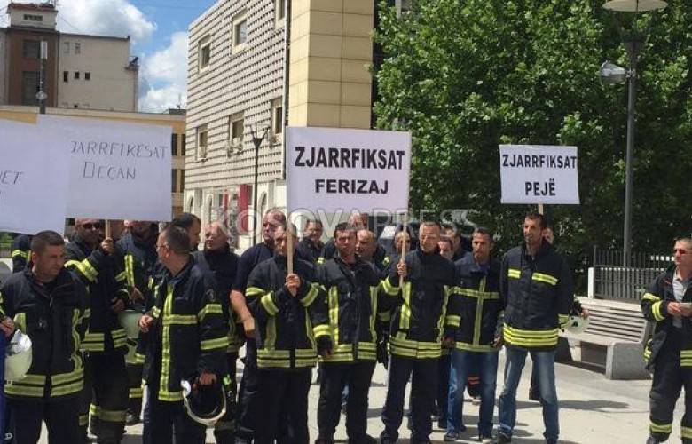 Zjarrfikësi protestojnë para qeverisë