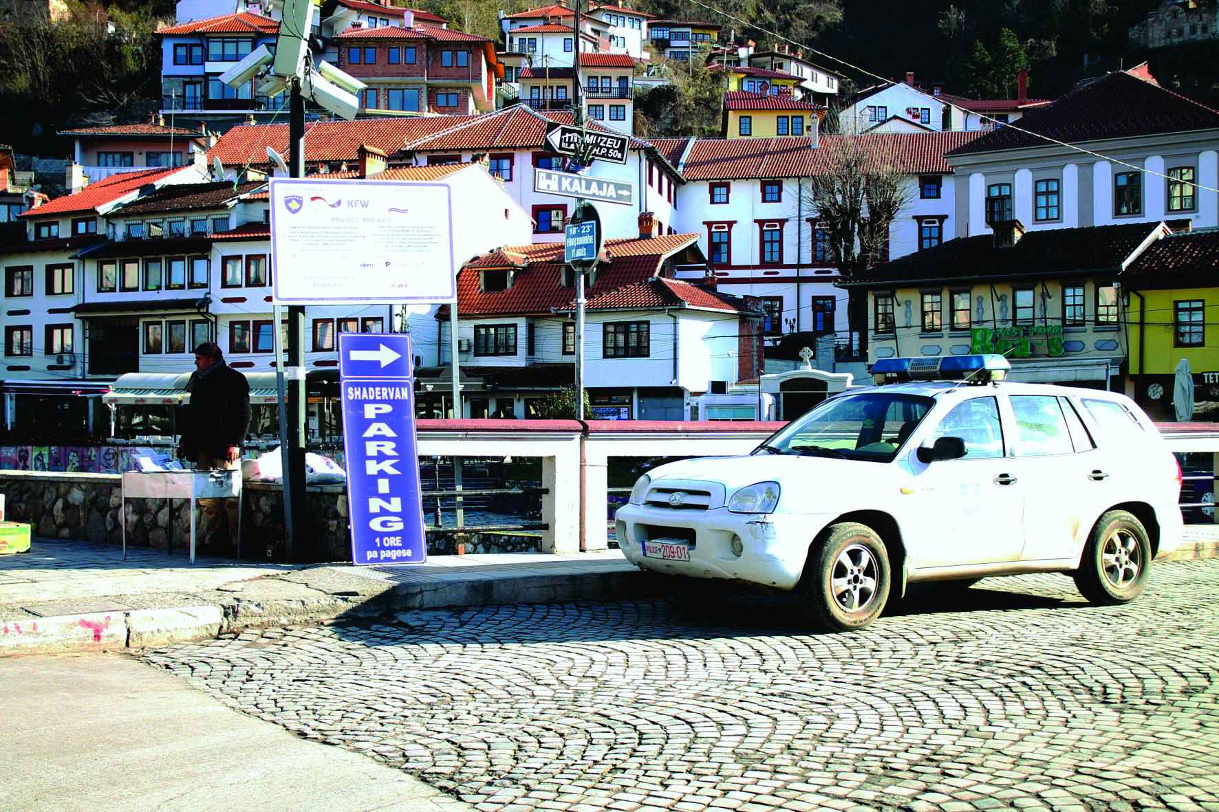 Parkingjet private rënojnë shtëpitë tradicionale të qytetit të Prizrenit