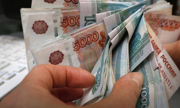 Vazhdon rënia e rublës ruse