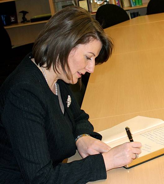 Jahjaga uron Vjosa Osmanin për zgjedhjen si Presidente e Kosovës.