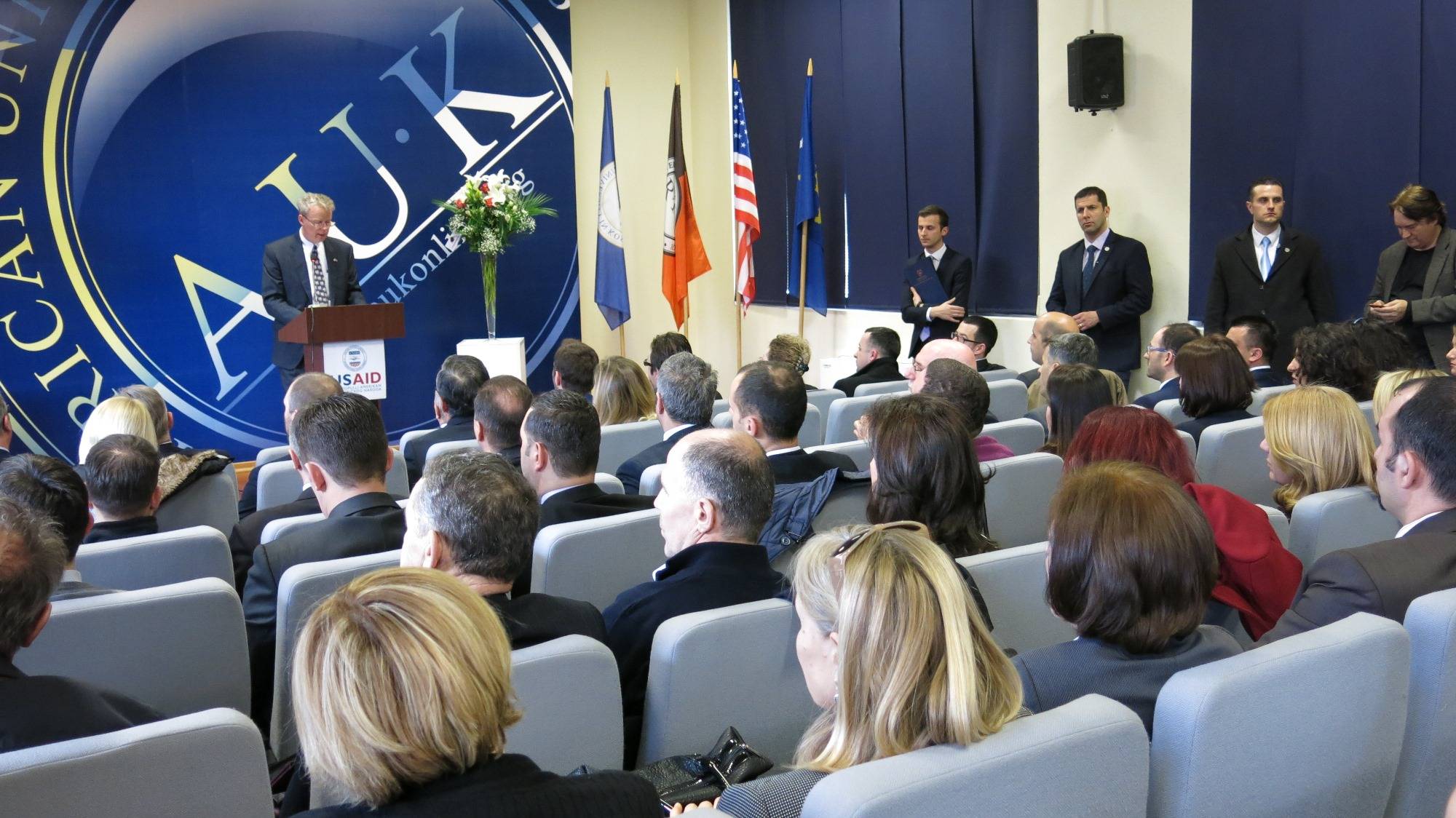 Ambassadori Delawie pret të diplomuarit e studimeve Master