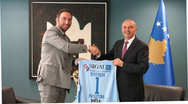 Mustafa priti lojtarët dhe drejtuesit e KB Sigal Prishtinës