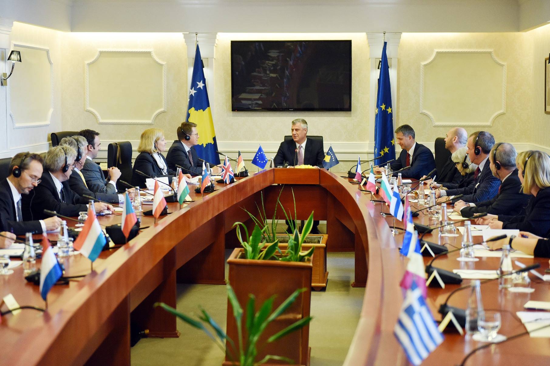 Presidenti Thaçi prezanton prioritetet para ambasadorëve të BE-së