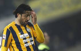 Luca Toni lë futbollin