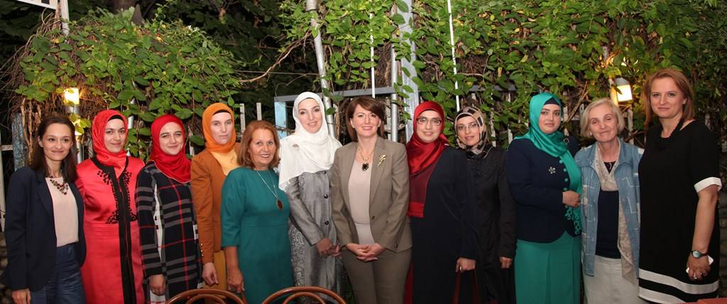 Jahjaga shtroi iftar për gratë anëtare të Departamentit të Gruas në BIK