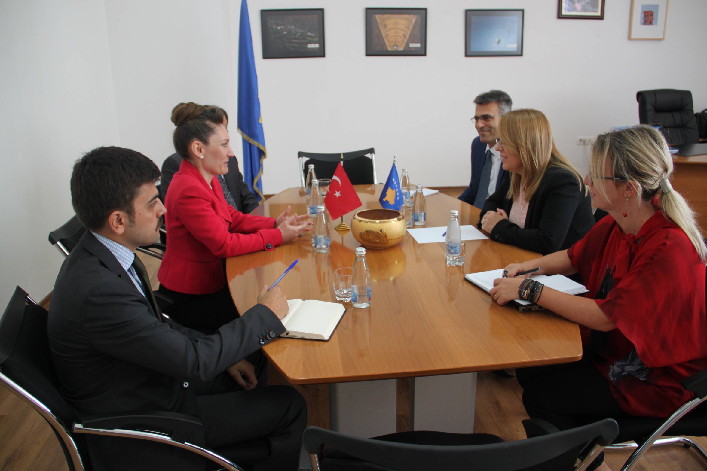 Ministrja Bajrami takoi ambasadoren turke Kivilcim Kiliç