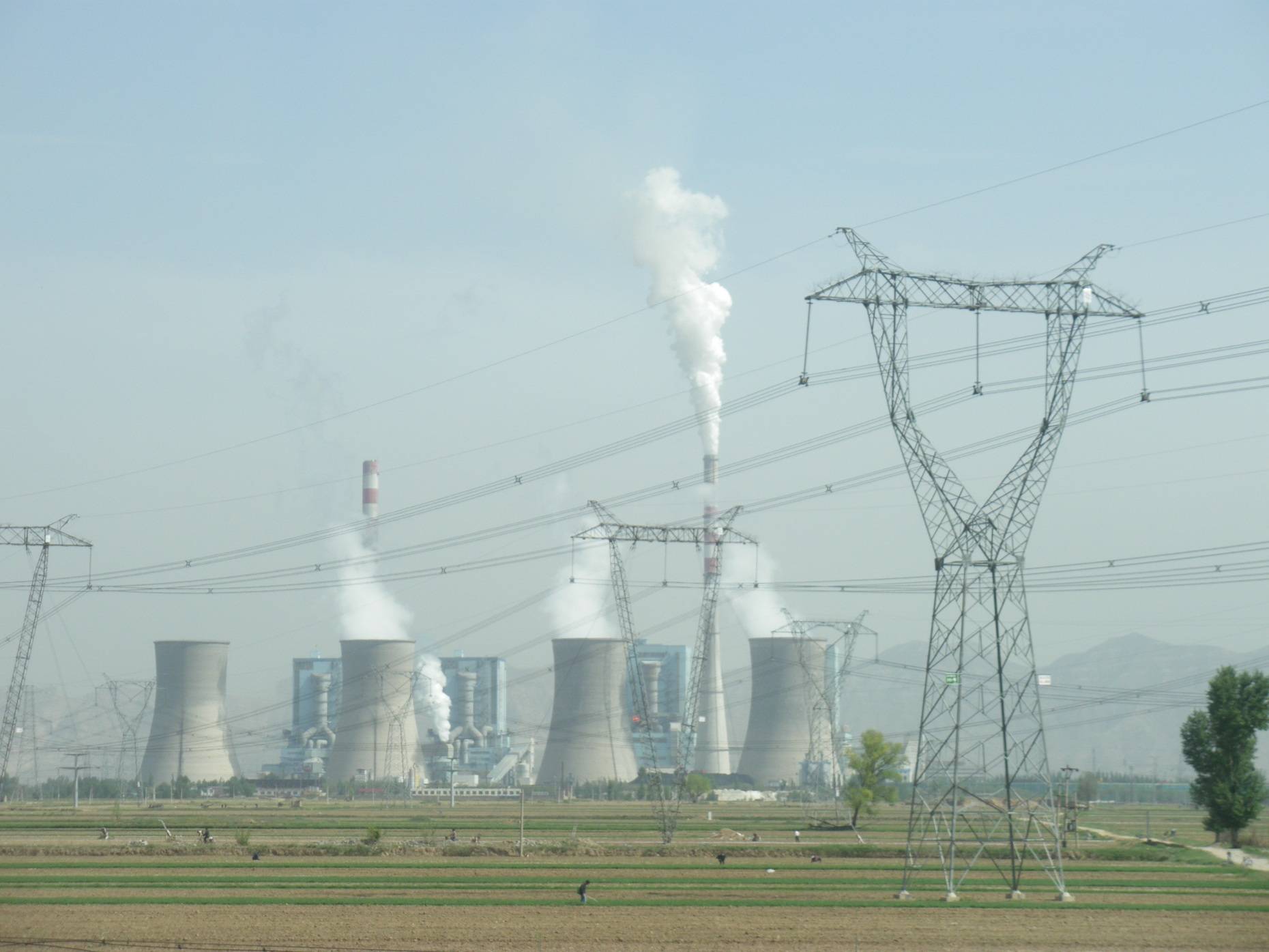 Termocentralet me qymyr po shkelin rënd limitet e ndotjes se ajrit