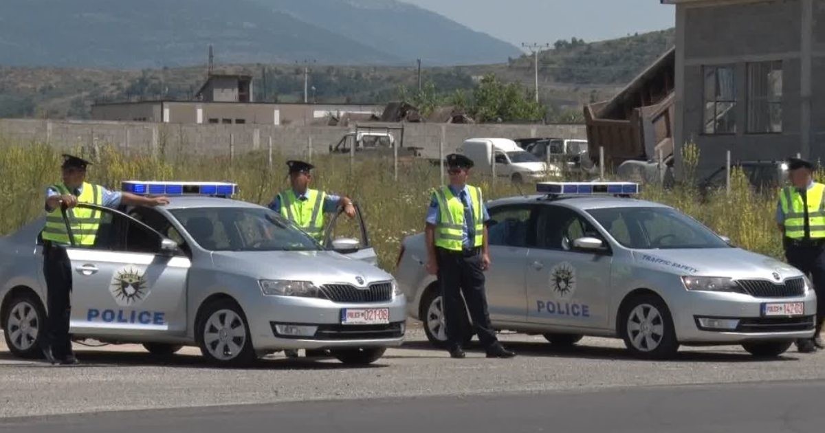 Policia e Kosovës iu dhuron nga një lule grave që hasen në sheshe 