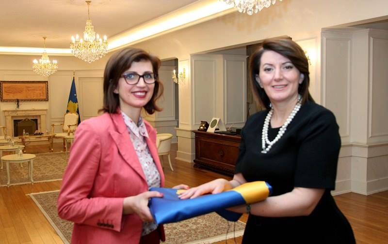 Jahjaga, i dorëzon flamurin e Kosovës alpinistes Gashi