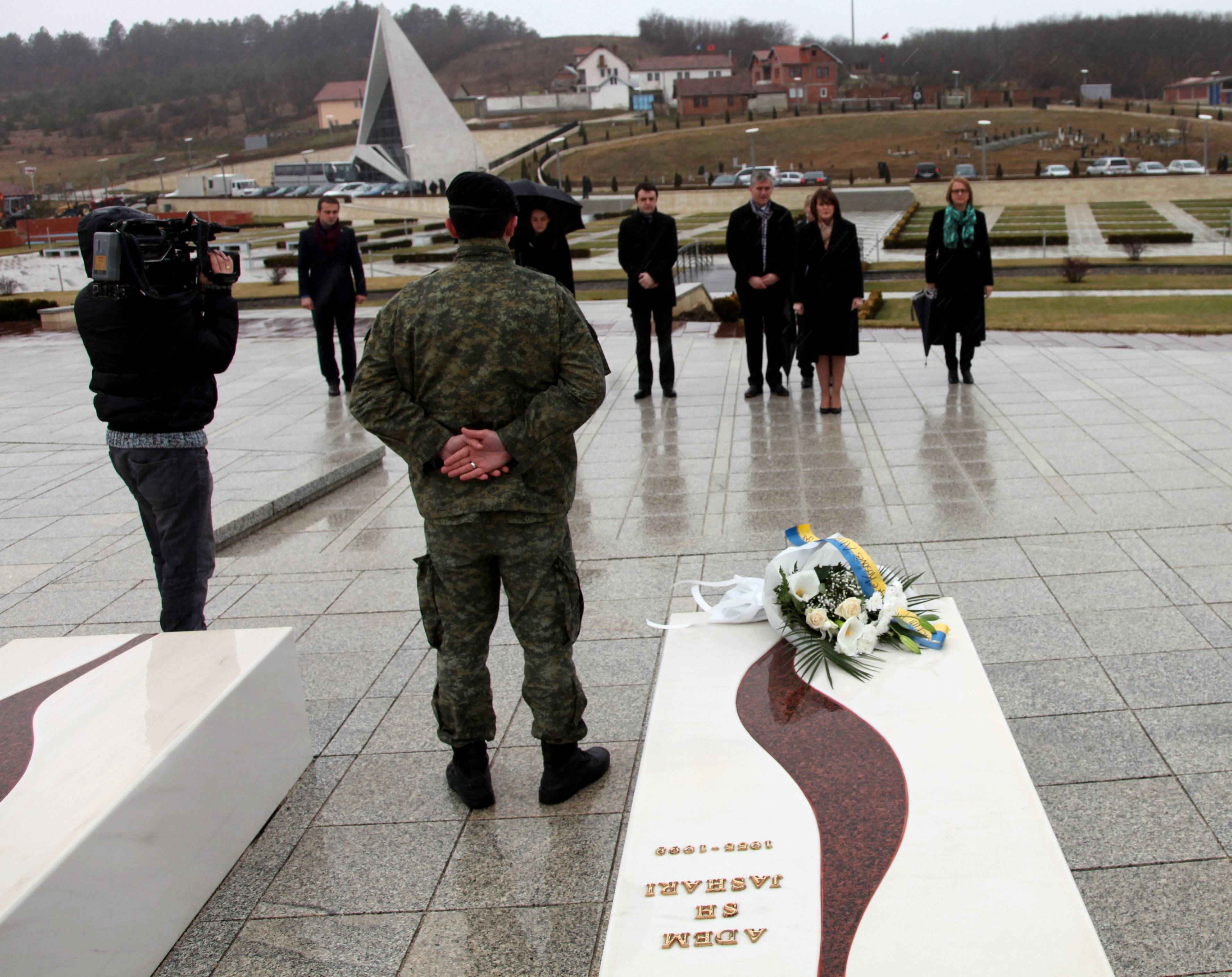 Presidentja Jahjaga bëri homazhe në Kompleksin Memorial në Prekaz