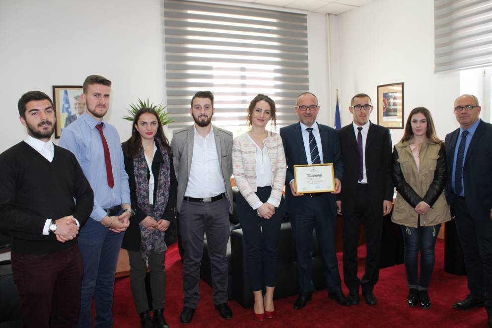 Kuvendi i të Rinjve nderon me mirënjohje Ministrin Rrahmani 