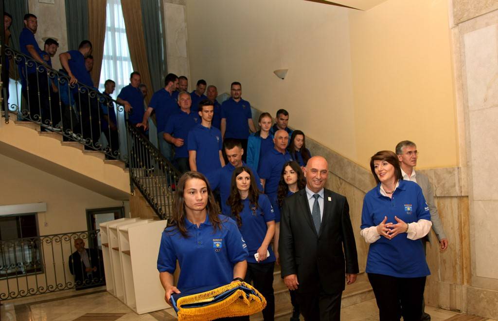 Jahjaga i dorëzoi flamurin e Kosovës Komitetit Olimpik të Kosovës