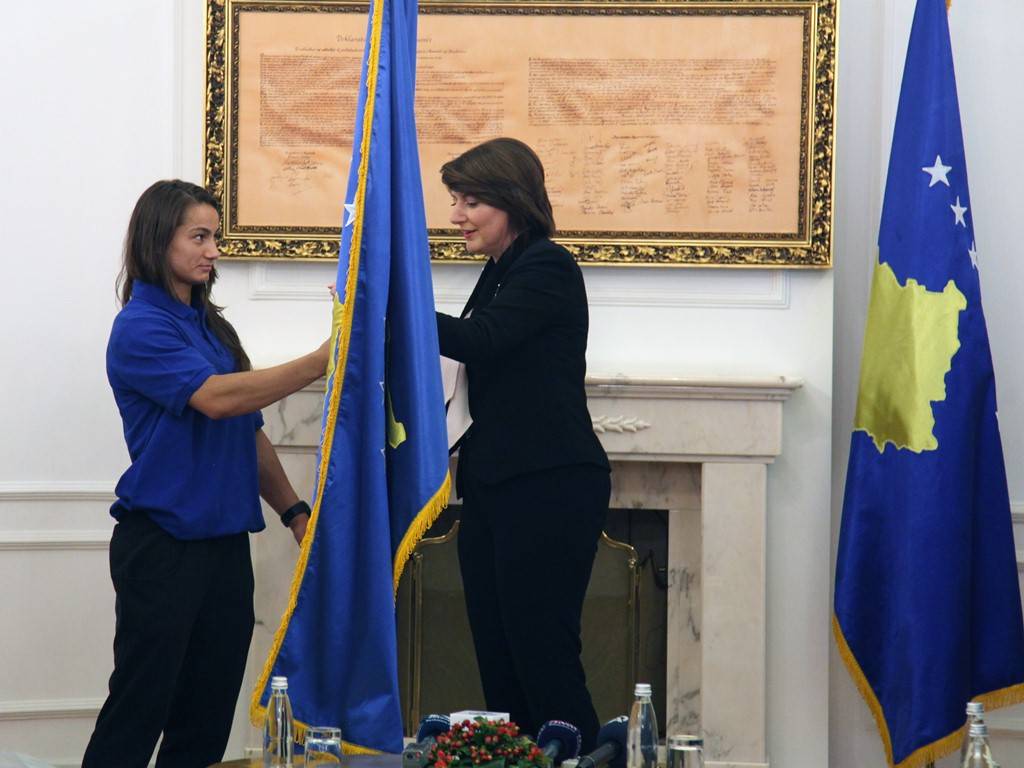 Jahjaga i dorëzoi flamurin e Kosovës Komitetit Olimpik të Kosovës