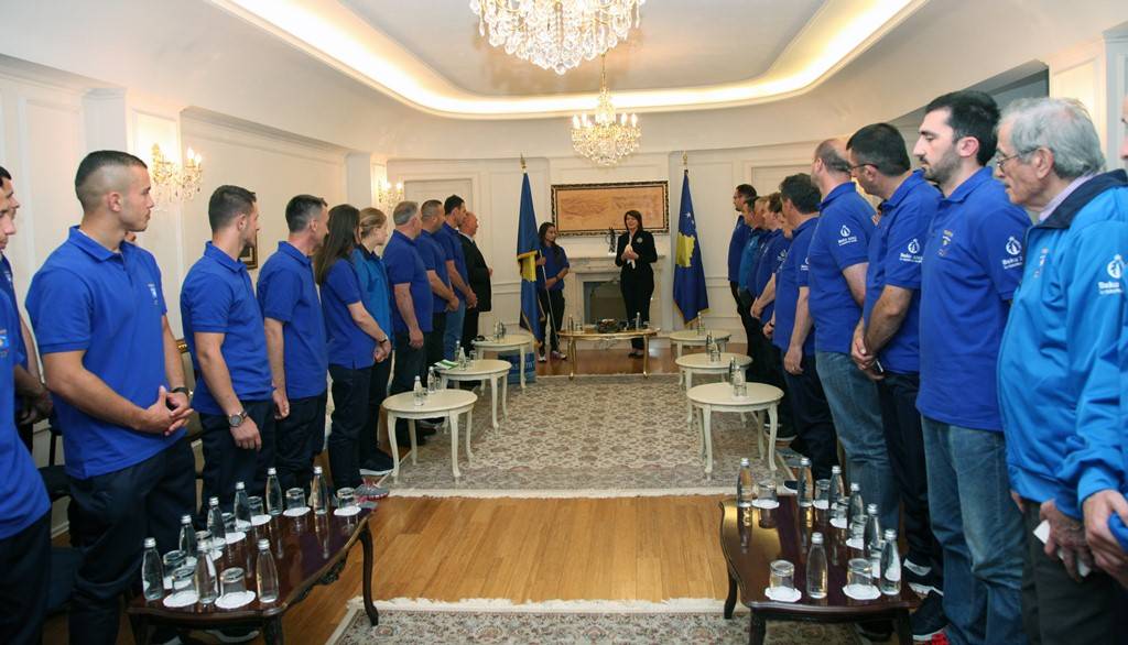 Jahjaga i dorëzoi flamurin e Kosovës Komitetit Olimpik të Kosovës