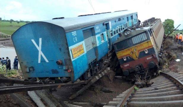 Dy trena në Indi dalin nga binarët, të paktën 19 të vdekur
