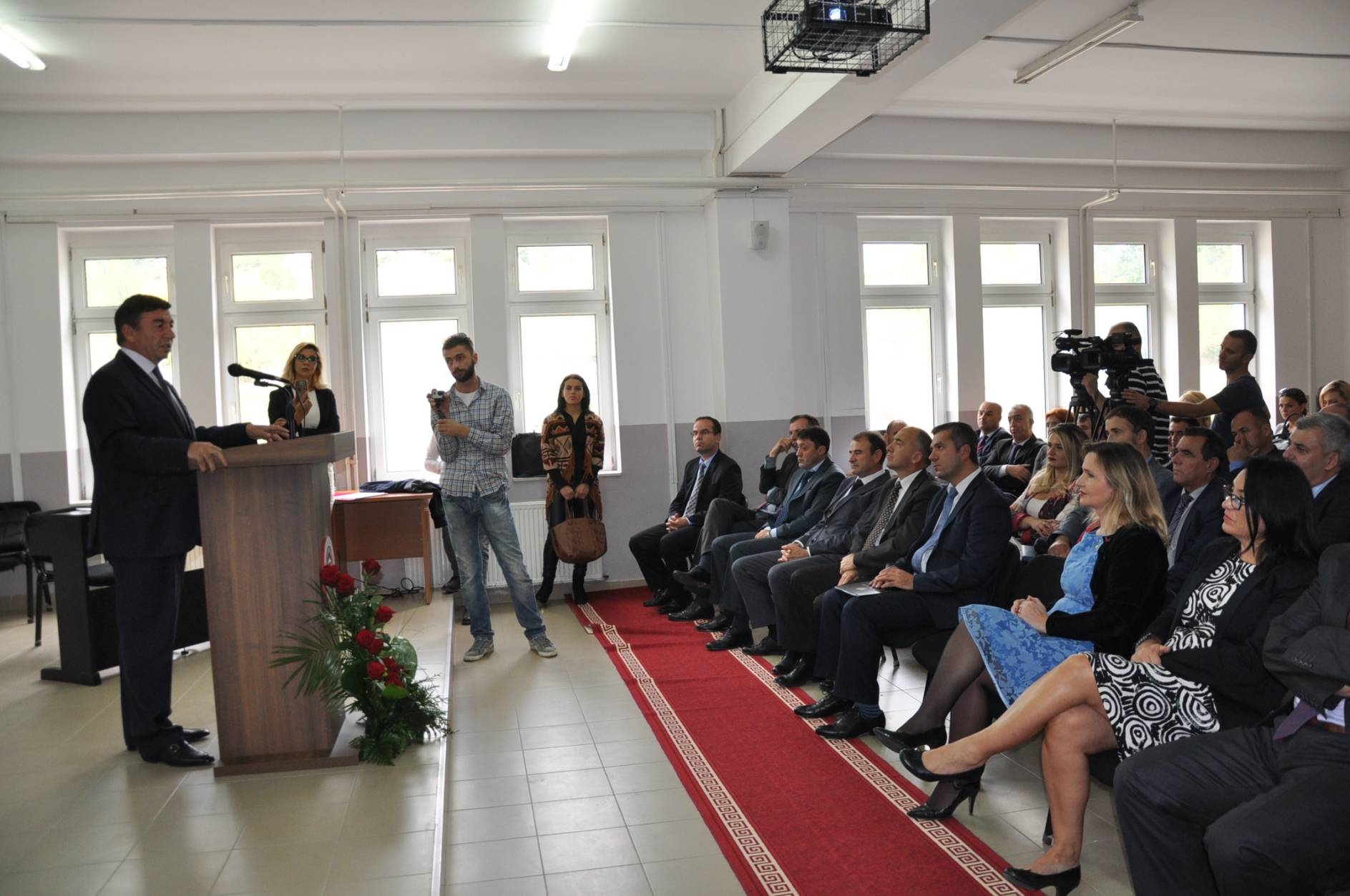 Ministri Bajrami vizitoi universitetin “Haxhi Zeka” në Pejë