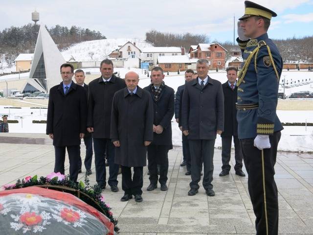 Homazhe pranë varrit të Komandantit Legjendar Adem Jashari 