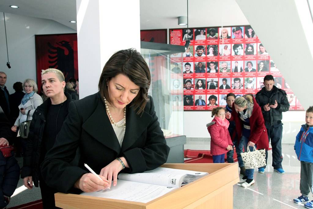 Presidentja Jahjaga vizitoi Kompleksin Memorial dhe familjen Jashari