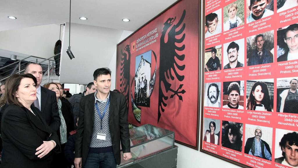 Presidentja Jahjaga vizitoi Kompleksin Memorial dhe familjen Jashari