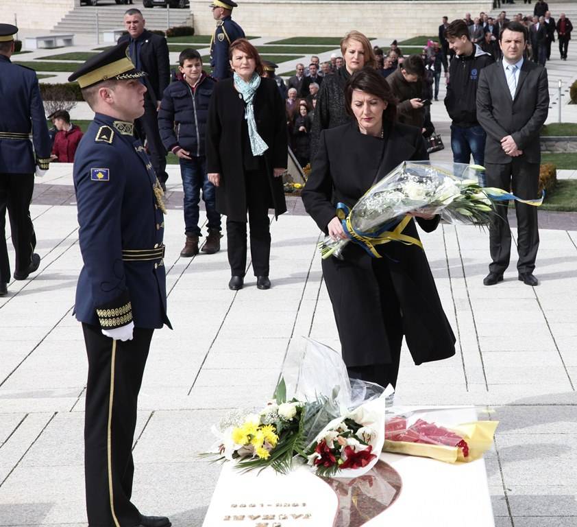 Presidentja Jahjaga vizitoi Kompleksin Memorial dhe familjen Jashari