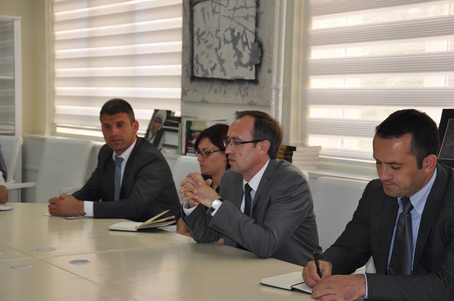 Ministri Hoti viziton zyrat e ATK-së në Ferizaj dhe Gjilan