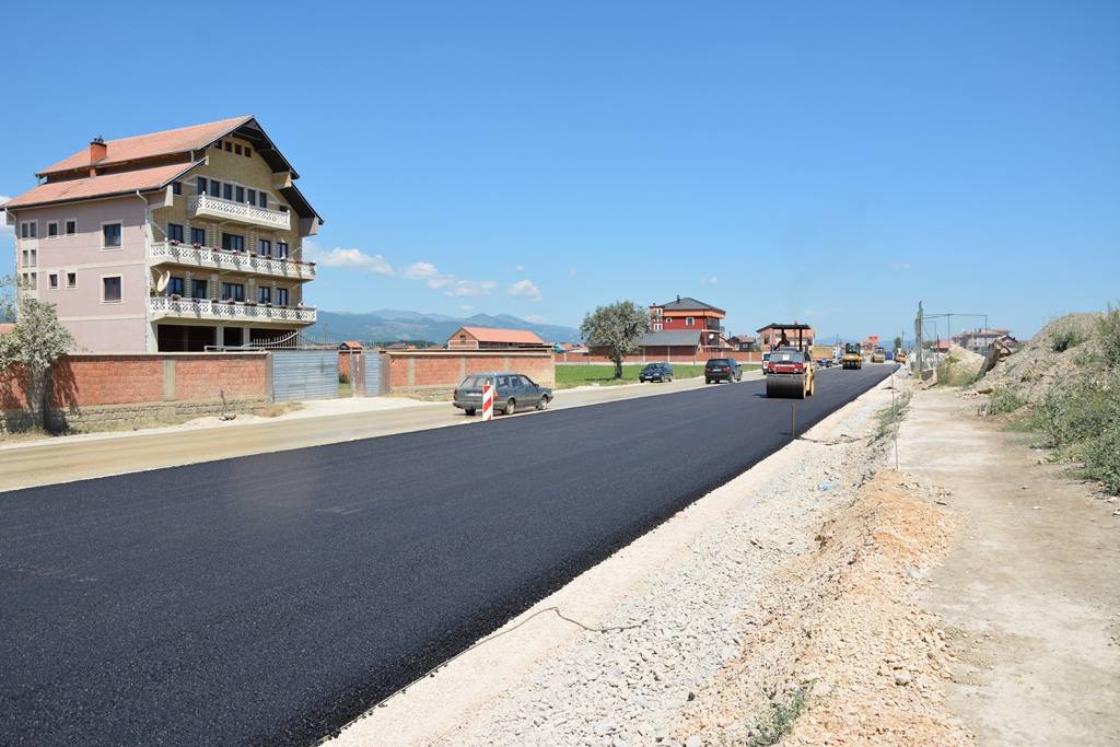 Zharku e Veliu inspektojnë punimet në rrugën Prishtinë - Podujevë