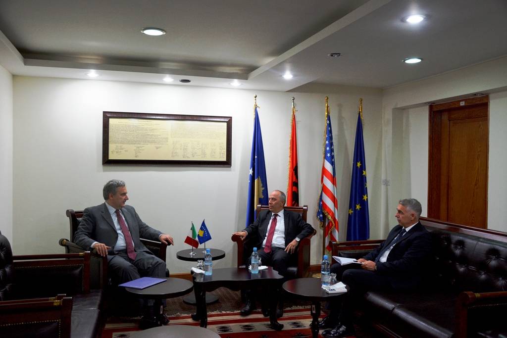 Ministri Zharku takoi ambasadorin italian në Kosovë