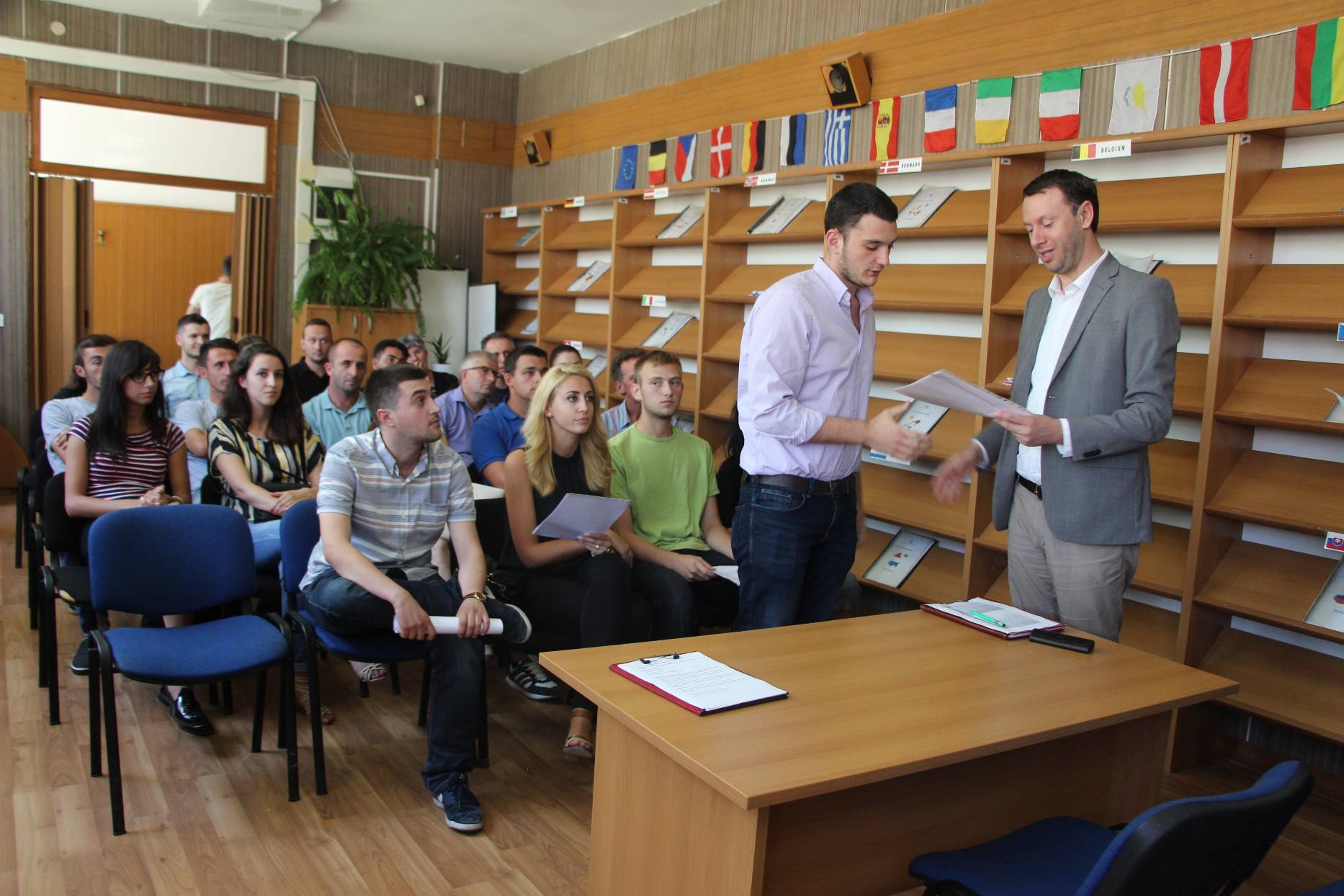 Abrashi shpërndan marrëveshje punësimi në rajonin e Prishtinës