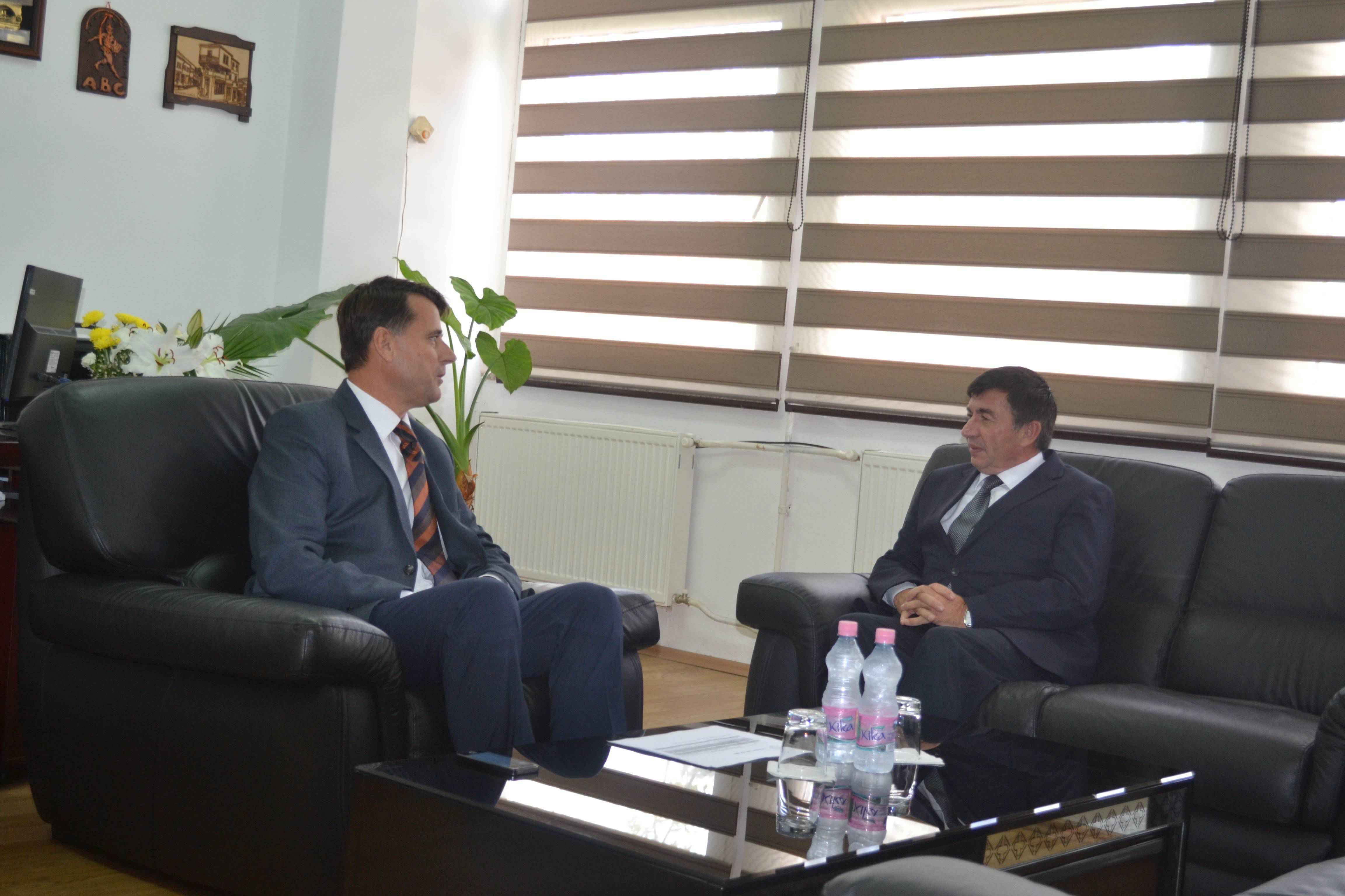 Ministri Bajrami vizitoi Universitetin e Gjilanit “Kadri Zeka