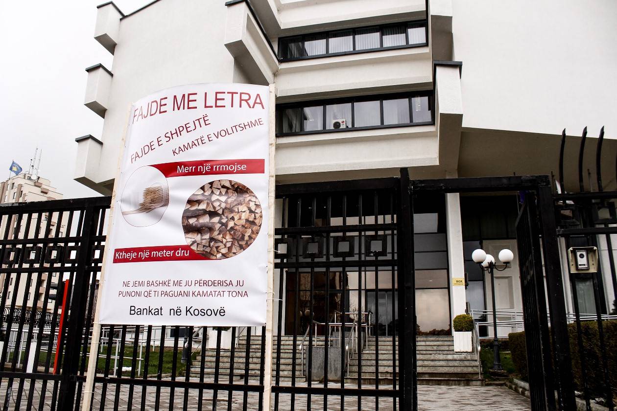 Bankat në Kosovë, fajde me letra
