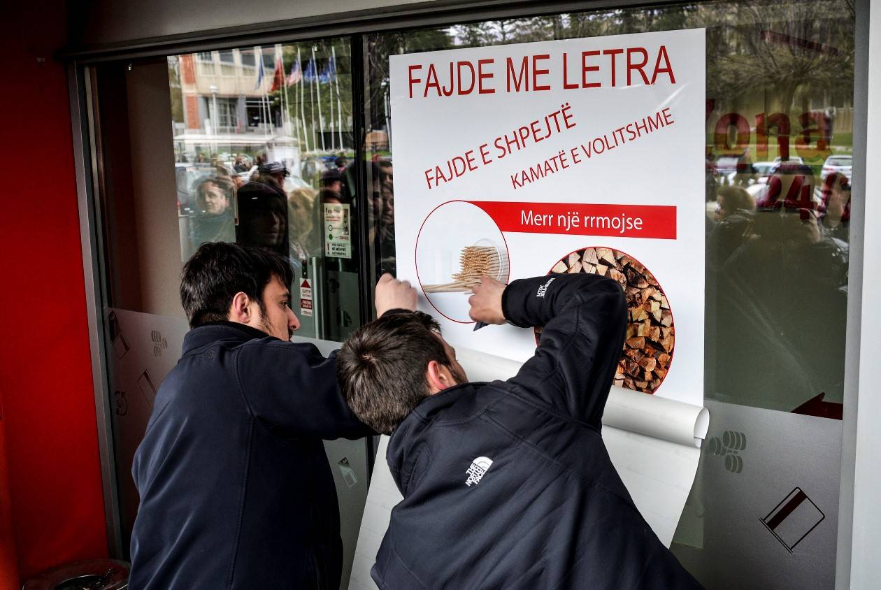 Bankat në Kosovë, fajde me letra