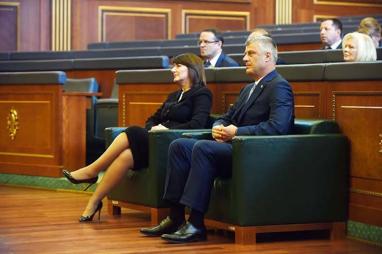 Presidenti Hashim Thaçi jep betimin para deputetëve