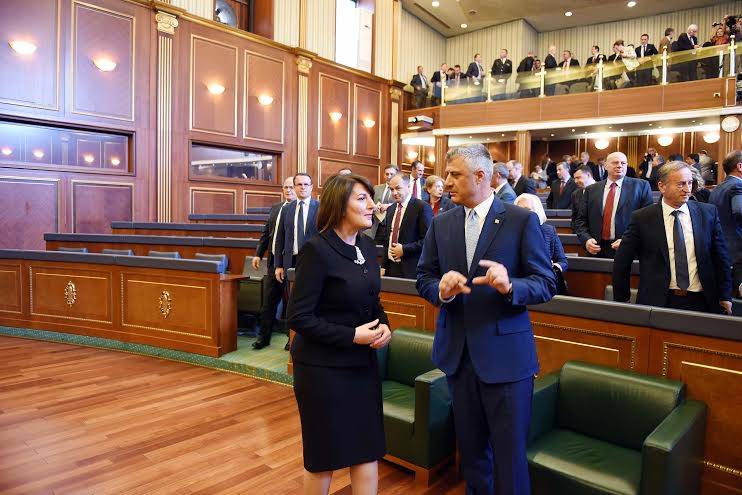 Presidenti Hashim Thaçi jep betimin para deputetëve