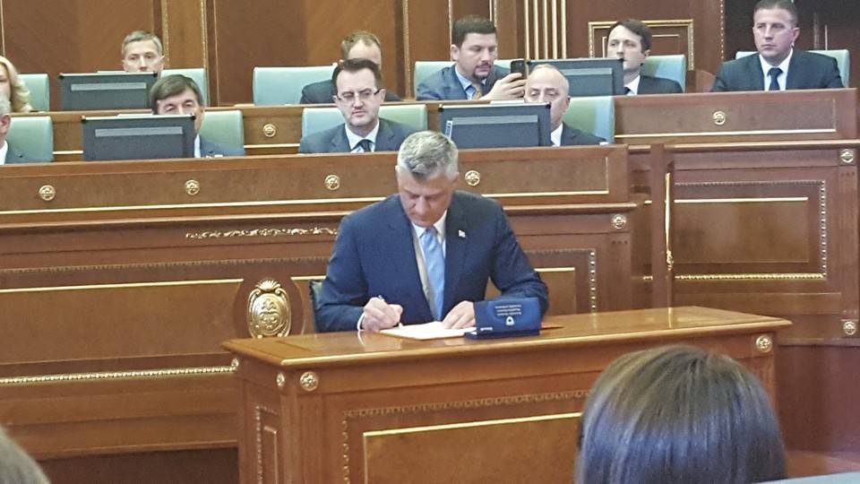 Presidenti Hashim Thaçi jep betimin para deputetëve