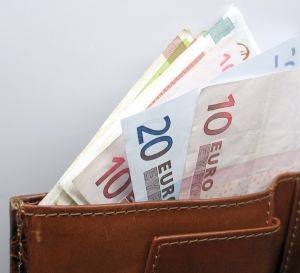 Paga mesatare në Kosovë arrin 272 euro