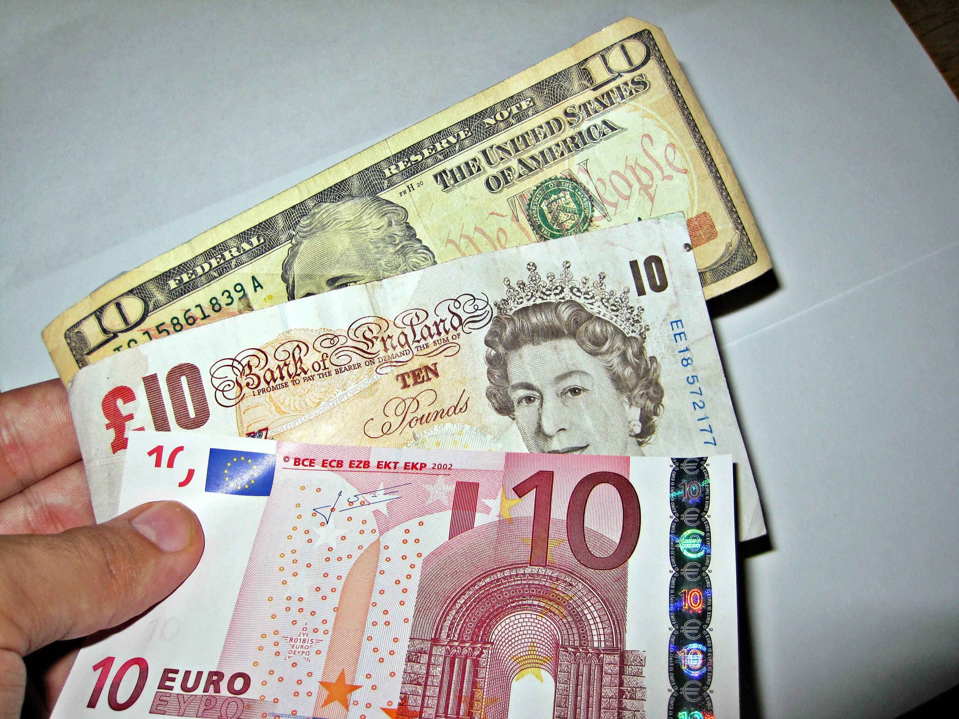 Ulet vlera e euros kundrejt dollarit dhe paundit britanik