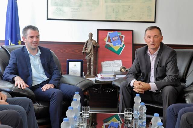 Ministri Shala vizitoi Deçanin dhe Istogun