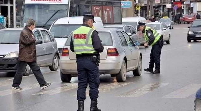 Policia shpërndan dhurata për fëmijët pasagjerë