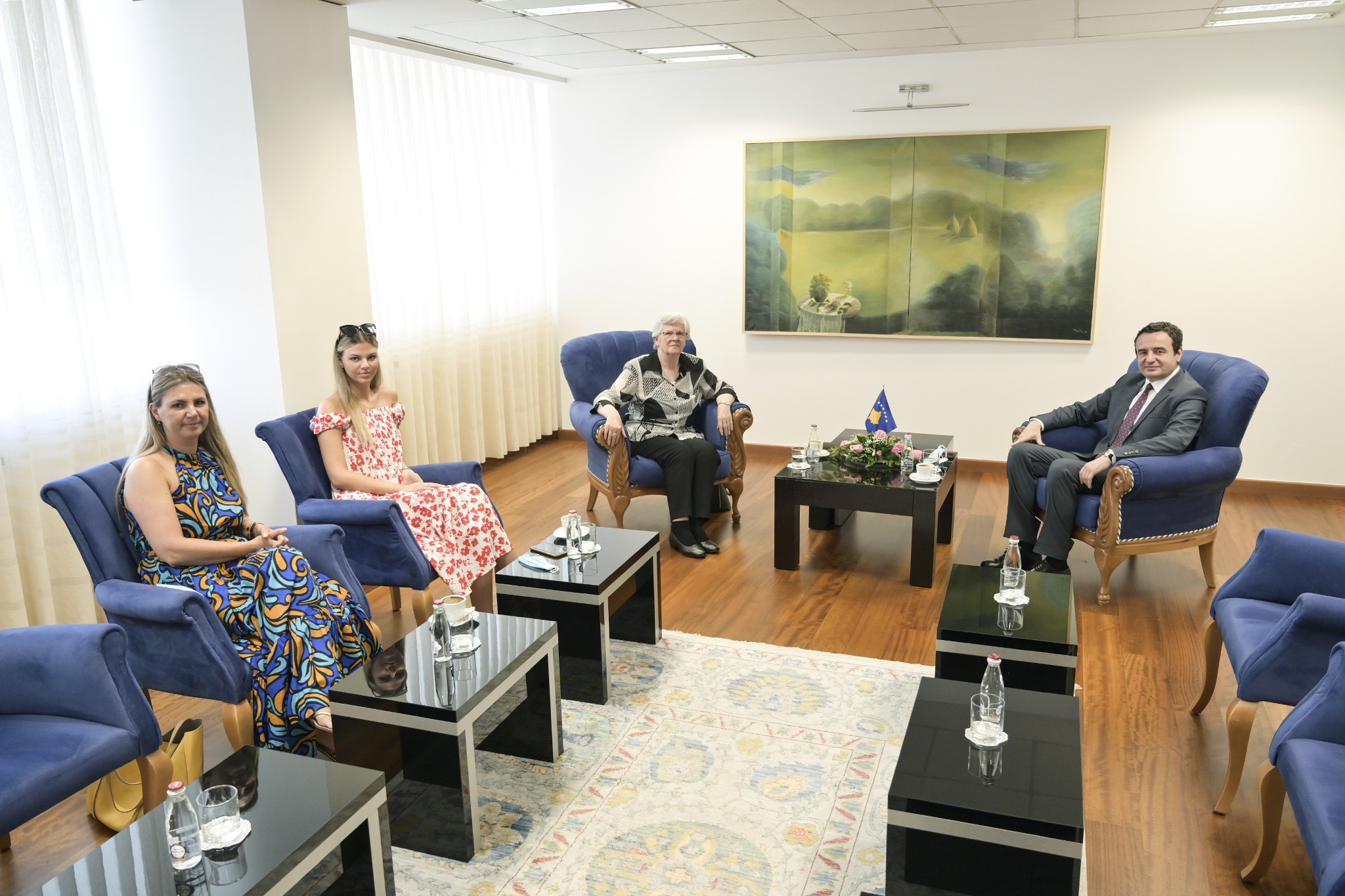 Kryeministri Kurti priti në takim aktivistet e tre brezave të familjes Kumnova