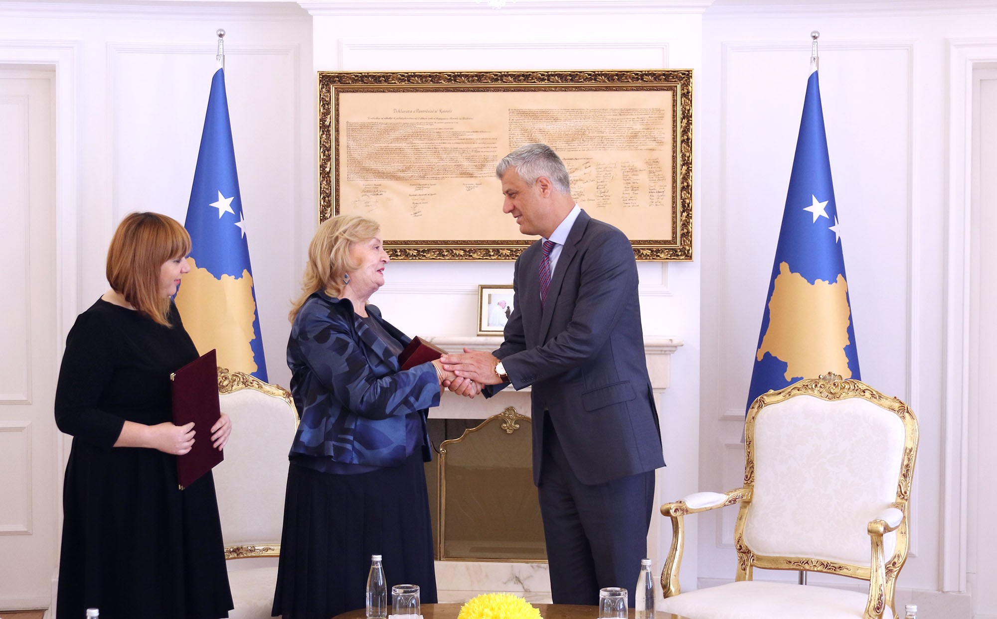 Elena Kadare dekorohet me Medaljen Presidenciale të Meritave